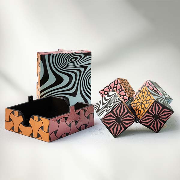 Doos keramiek met draaikubussen.